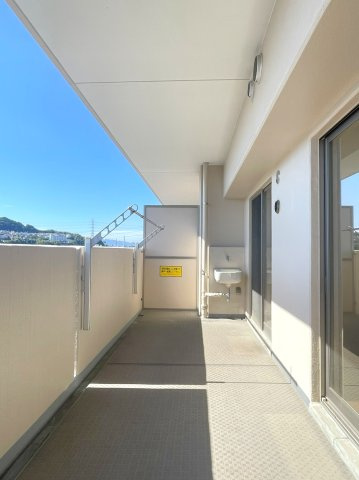 アルファステイツ下松瑞穂町のバルコニー|奥行き約2ｍの広々ワイドバルコニー！嬉しいスロップシンク付きです