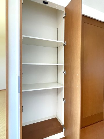 アルファステイツ下松瑞穂町の収納|リビングダイニングにも稼働棚付きの収納があります。