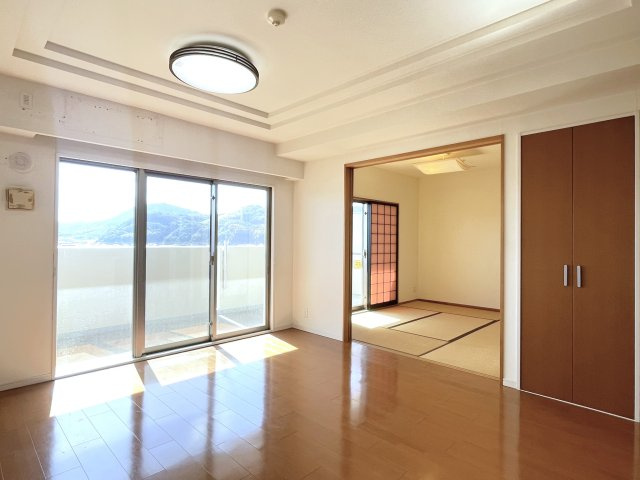 アルファステイツ下松瑞穂町の居間・リビング|LDKは約14.0帖！バルコニーから明るい光が差し込む開放的な空間です