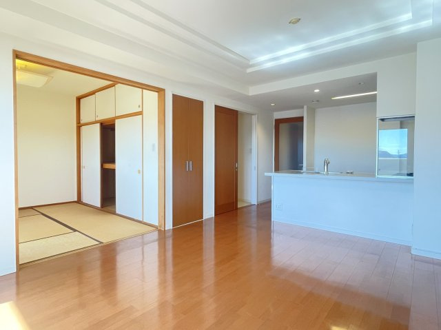 アルファステイツ下松瑞穂町の居間・リビング|LDKに隣接する和室は襖を外すと続き間として広々と利用可能です
