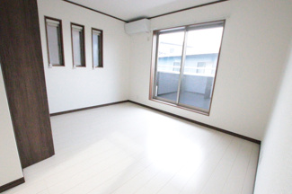 白を基調とした明るい印象のお部屋です。