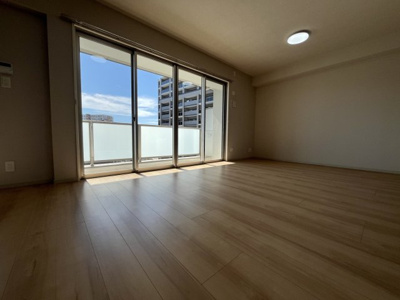 【洋室】 | ヒューマインド南福岡かえで通り | 大きな窓から光が差し込む、ゆったりとくつろげる心地よいリビング☆