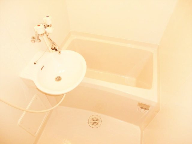 【浴室】 | レオパレスＳＡＫＡＢＥ　Ⅰ | 同タイプ物件の為、形状や間取寸法、色調等が実際とは異なります