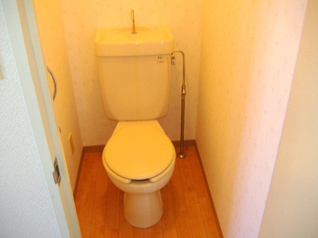タウンハウスのトイレ|落ち着いた色調のトイレです