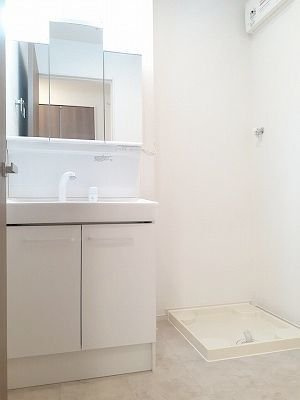 カーサ　カタルーニャの洗面所|脱衣スペースもあります