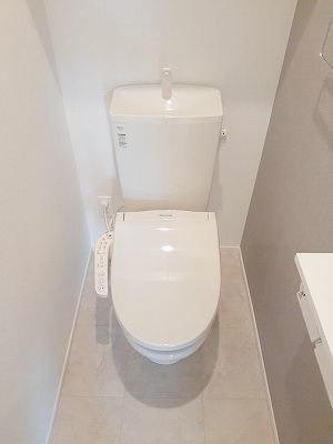 カーサ　カタルーニャのトイレ|落ち着いた色調のトイレです