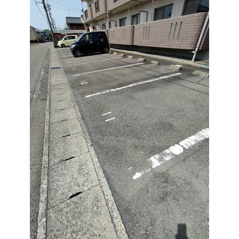 関市東新町５丁目のアパートの駐車場