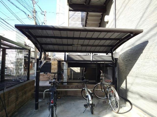 レオパレスイキ西新宿の駐車場