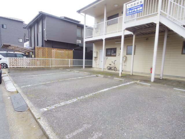 コーポクレマチス２号棟の駐車場
