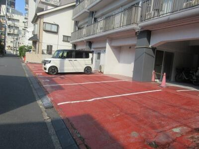 信川ハイツの駐車場