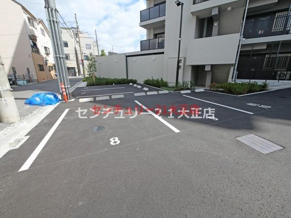 メゾンドボヌール弁天町の駐車場