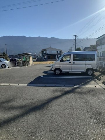 サニーリブＡ棟の駐車場|駐車場があるので、車を買う予定の方も安心です