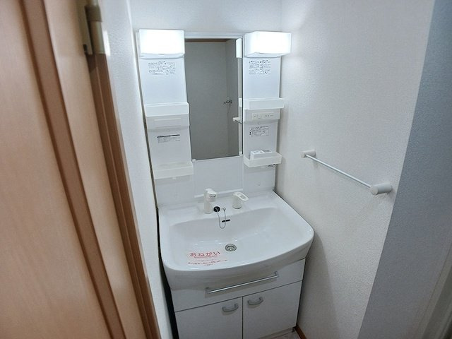 サンパピヨンの洗面所|明るい洗面所です