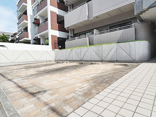 パークヒルズ一社の駐車場|駐車場があるので、車を買う予定の方も安心です