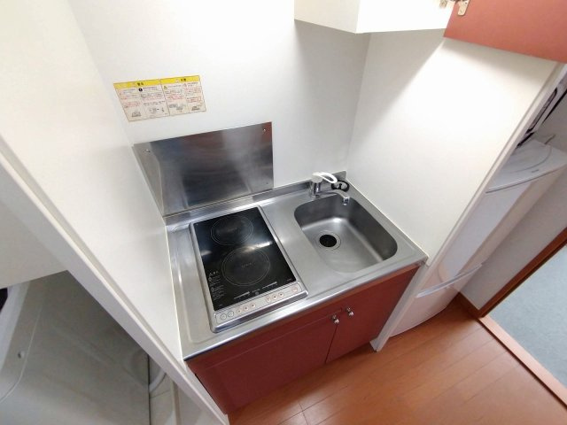 レオパレスブザービーターのキッチン|コンパクトなキッチンで掃除もラクラク