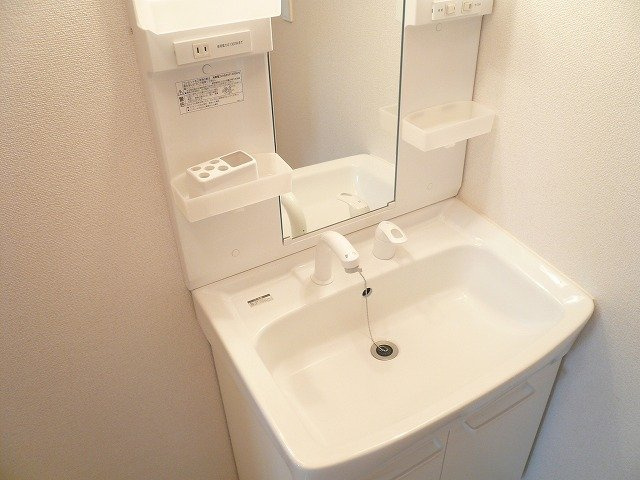 カームリーガーデンⅠの洗面所|ゆったりとスペースのある洗面所