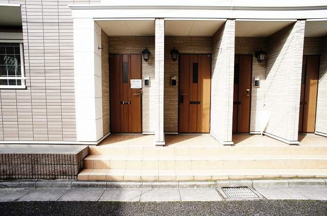 メゾン元町のエントランス|落ち着いたエントランスです