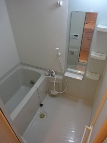 ラフレシールＡの浴室|きれいなお風呂です