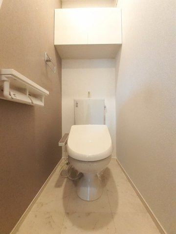 グレーシアＮ．東温Ｂのトイレ|ゆったりとした空間のトイレです
