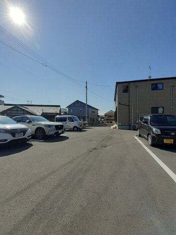 グレーシアＮ．東温Ｂの駐車場|車をお持ちの方に嬉しい駐車場付きの物件です