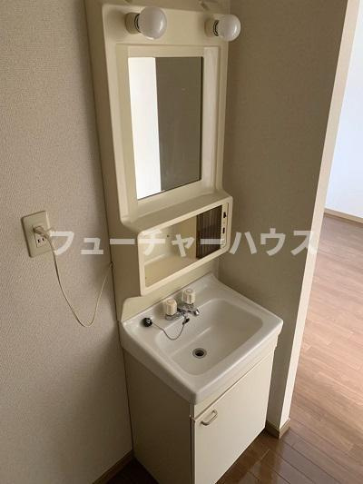サンライフ千波　Ｂの洗面所|スペースが確保できる洗面所です