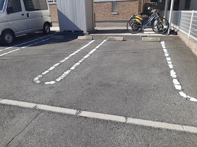 プランドール粟津の駐車場