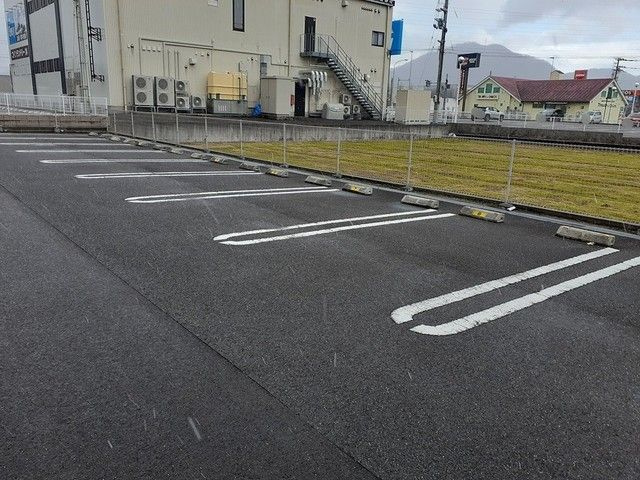 トレフル　Ｍの駐車場
