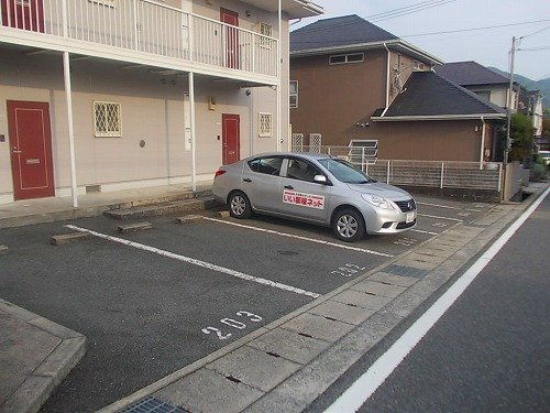 ファミィール　ロジュマンの駐車場