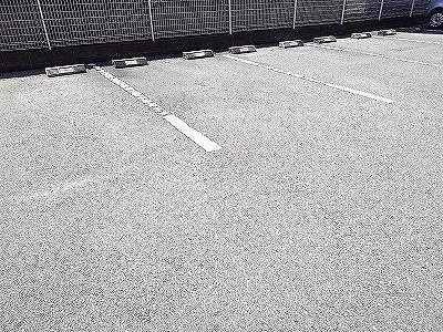 ラフィーネ弐番館の駐車場