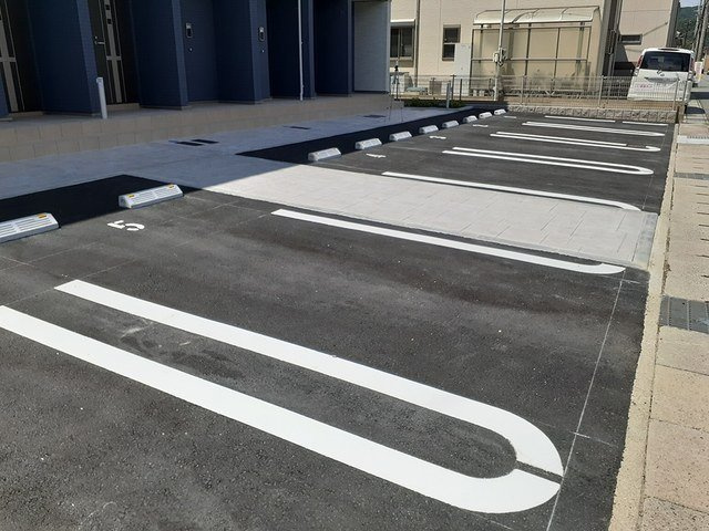 カーサ・ブライトの駐車場
