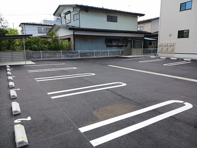 レガリア駅東の駐車場|駐車スペースもあります
