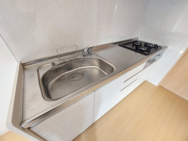 KAZカーサ戸田のキッチン|※同物件他部屋写真　反転・色違いの場合有　現状優先