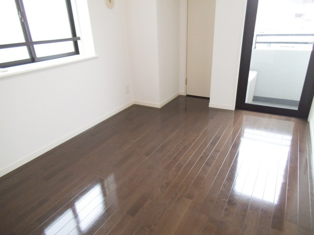 スパシエ赤羽ステーションプラザの居間・リビング|２面採光の明るいお部屋です☆