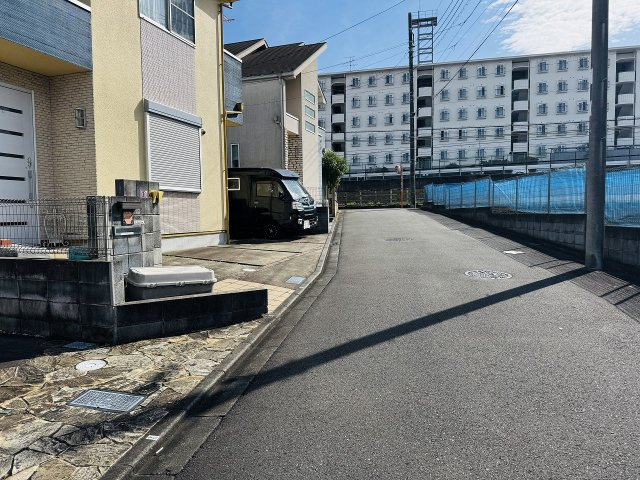 八王子市　緑町　中古戸建ての前面道路含む現地写真|～西側5ｍ道路に面しています～