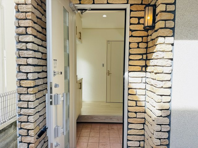 八王子市　緑町　中古戸建ての玄関|～玄関は安心のWロックキーを採用～