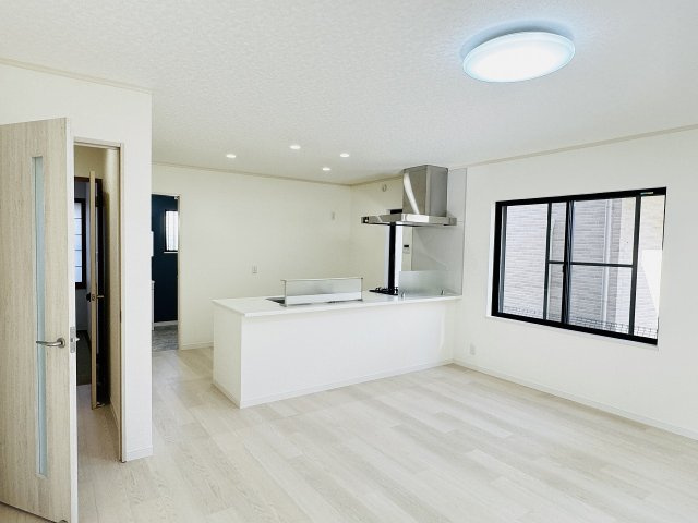 八王子市　緑町　中古戸建ての居間・リビング|～16.0帖の明るいLDKで、家族団欒の時間をお過ごしいただけます～