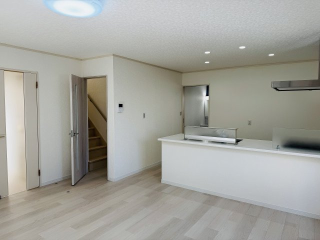 八王子市　緑町　中古戸建ての居間・リビング|～16.0帖の明るいLDKで、家族団欒の時間をお過ごしいただけます～