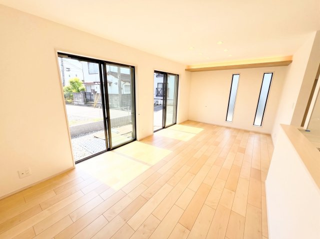 【居間・リビング】 | 【仲介手数料２６０万円が無料！】■和泉多摩川駅３分■狛江１０分■性能評価６項目で最高評価■ＺＥＨ水準 | 決算キャンペーン中！
家計応援サービスの限界に挑戦中！
詳細は「諸費用」欄をご確認下さい！
■和泉多摩川駅３分
■狛江駅１０分
■耐震性など６項目で最高評価
■ＺＥＨ水準
■省エネラベル
■内覧可