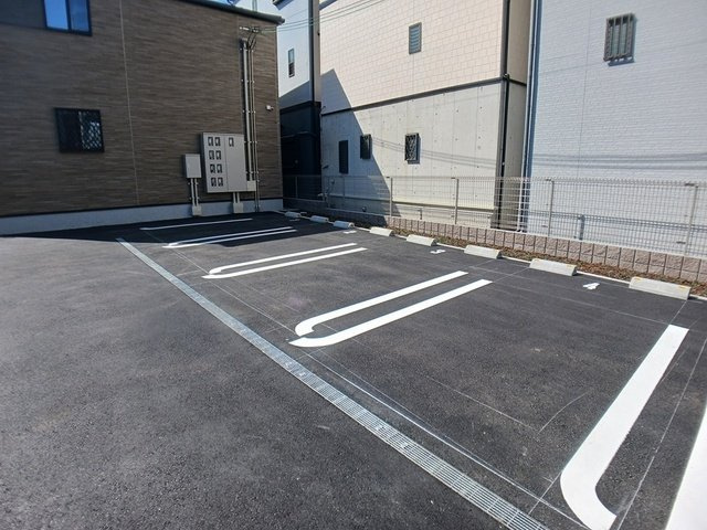 カーサ　セレーノの駐車場|車をお持ちの方に嬉しい駐車場付きの物件です