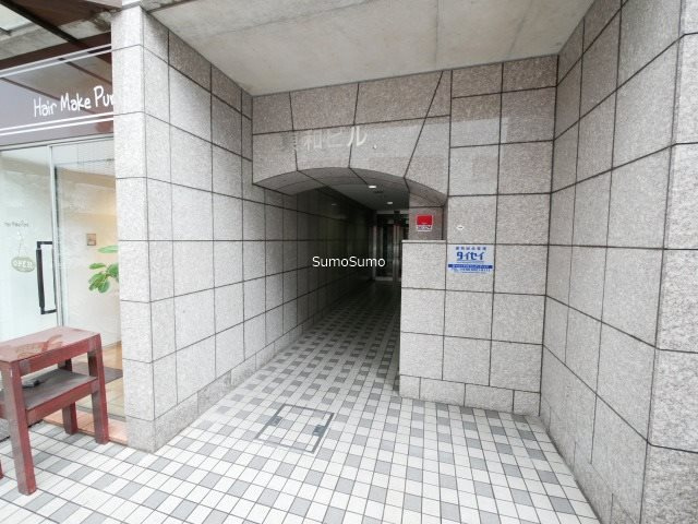 東和ビルのエントランス
