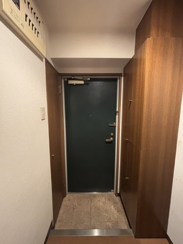東和ビルの玄関