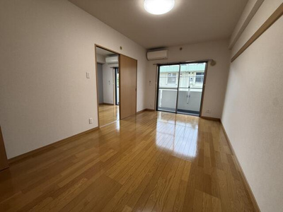 【居間・リビング】 | アジュール大森 | こちらの居間で趣味の時間をお楽しみください