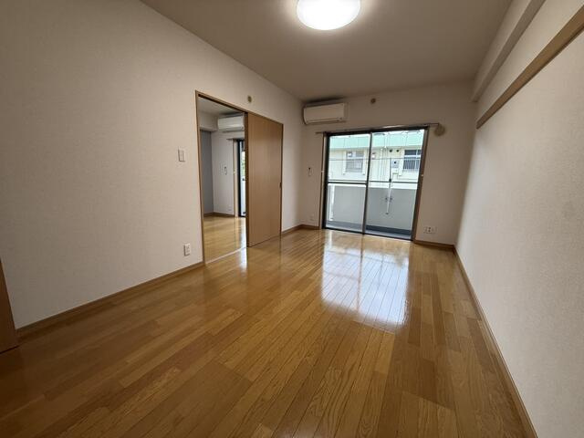 【居間・リビング】 | アジュール大森 | こちらの居間で趣味の時間をお楽しみください