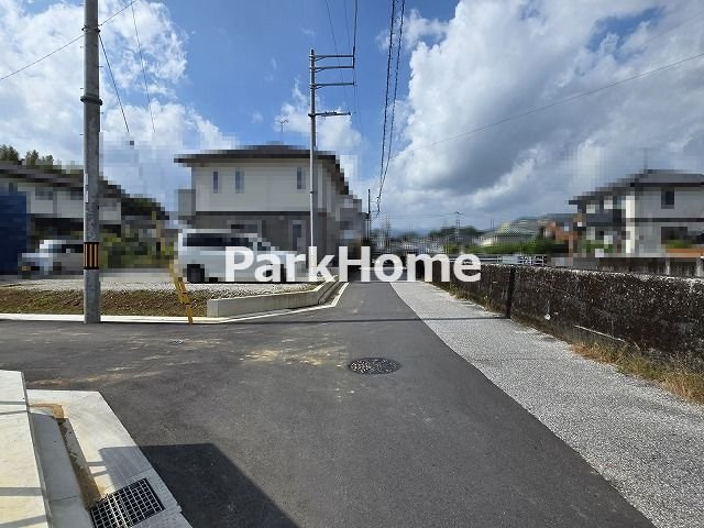 高知市福井東町 E号地-建築条件付き-売土地の前面道路含む現地写真|分譲地内進入路
