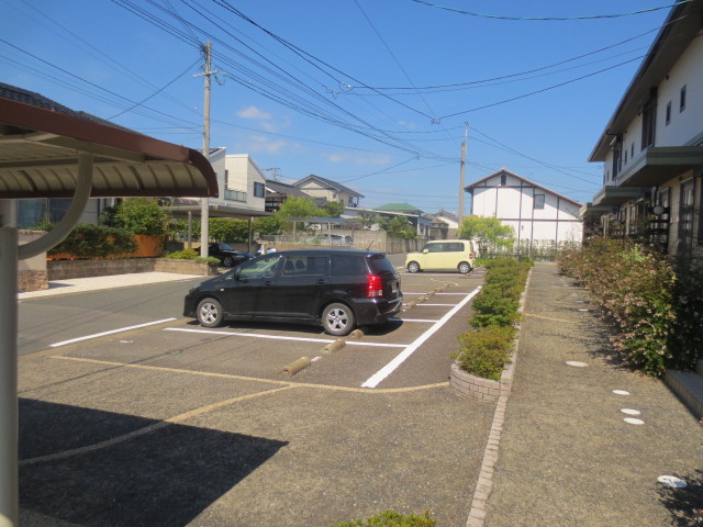 ドルフ弐番館【10.000円キャッシュバック対象物件】の駐車場