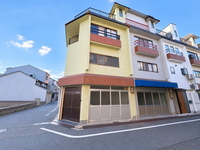 大阪市生野区小路東4丁目の外観|前道も広く駐車しやすい車庫となっております♪