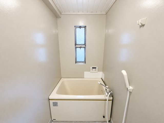 東部コーポ1号棟の浴室|壁面に縦長の窓を設けた浴室です。外の光を取り込めるほか、入浴後には窓を開けて空気を入れ替えるなど、日