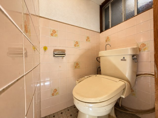 長吉長原西4丁目のトイレ|窓が設けられたトイレスペース。自然換気がしやすく、水回りを自分好みにリフォームしたい方にもおすすめで