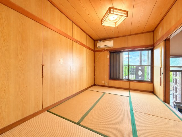 長吉長原西4丁目の和室|大きな窓から光が入る和室。居間としてはもちろん、寝室や家族でくつろぐスペースなど幅広く使えます♪