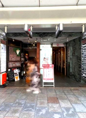 みのや四条ビルのエントランス